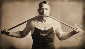 Kalifornischer Kraftmensch Mr. P. A. Linebarger biegt eine Eisenstange mit seinen Zähnen, San Francisco ca. 1922