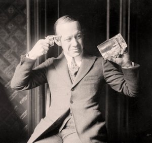 Ernie Hare mimt seine Unzufriedenheit über das Verbot, ca. 1920 von Unknown
