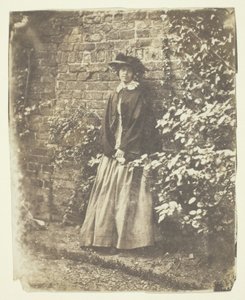 Mrs. Craik lehnt an Wand und Büschen von Unknown