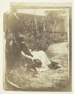 Mrs. Craik liegend im Garten mit Hut und Buch von Unknown