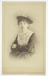 Ohne Titel (Porträt einer Frau mit Hut) von Unknown