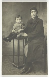 Unbetitelte Postkarte (Frau mit Junge auf Stand)