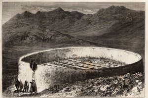 Ein Guebra (oder Zoroastrischer) Friedhof in der Nähe von Teheran (Iran), in Form eines großen Turms mit einem Umfang von 60 Metern und einer Höhe von 5 Metern; das Innere ist in gemauerte Boxen angeordnet, jede dient als Eingang zu den Gewölben oder Knoch