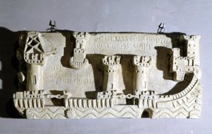 Basrelief, das den alten Hafen von Pisa darstellt. Wir bemerken die Ketten, die den Zugang zum Hafen blockieren, die von Genua als Trophäe nach der Schlacht von Meloria gegen Korsika genommen wurden. Genua, Schifffahrtsmuseum von Pegli. 1290