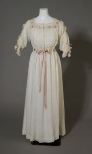 Bertha Palmers Nachthemd, ca.1880 (Vorderansicht), Weiße Baumwolle, Spitze, Stickerei und Seidenband. von Unknown artist