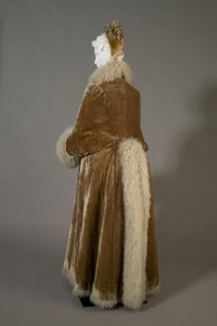 Bertha Palmers Wintermantel, ca. 1885 (schräge Rückansicht), Seidensamt und Lammwolle. von Unknown artist