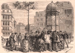 Boulevard Pigalle in Paris: Pariser Menge um eine Morris-Säule während des Zeitungsverkaufs von Unknown