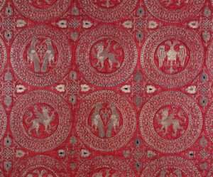 Detail des kirchlichen Kostümstoffs in violetter Seide aus Zypern, der fantastische Tiere darstellt, 13. Jahrhundert, Museo della Cattedrale Anagni, Italien von Unknown artist