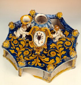 Achtteilige Schrift aus Majolika (Maiolica) in dunkelblauen, gelben und blassgrünen Farben