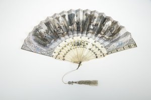 Fächer, ca. 1850, Bemaltes Papier, Knochen, Silber und Seiden-Metallfaden-Quaste, Hersteller unbekannt