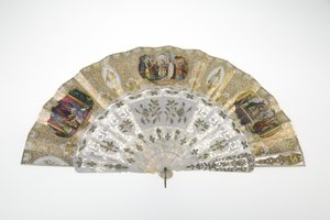Fächer, ca.1860, Gedrucktes und bemaltes Papier, Perlmutt, Gold, Silber und Kupfermetalle, und Spiegel, Hersteller unbekannt