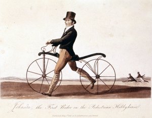 Johnson auf einem Fahrrad. Dies ist das Modell, das von Baron von Drais erfunden wurde: die Draisienne. Es war aus Holz und hatte noch keine Pedale.