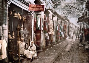 Le souc el Trouck in Tunis: Laden mit Schild auf Französisch „Bazaar arabic Barbouchi brothers“. von Unknown artist