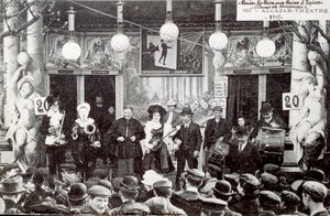 Musikshow auf dem Lebkuchenmarkt vor dem Gebäude des Alcazar-Theaters