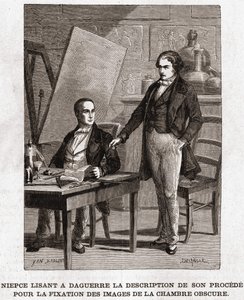 Niepce liest Louis Daguerre die Beschreibung der Heliographie vor, zur Fixierung von Bildern aus der Camera Obscura - Nicéphore Niepce (1765-1833), französischer Erfinder, Pionier der Fotografie, liest Daguerre die Beschreibung seiner Methode zur Fixierung
