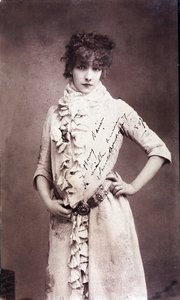 Porträt von Henriette Rosine Bernard genannt Sarah Bernhardt (1844-1923), signierte Fotografie