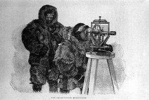 Porträt des norwegischen Entdeckers Fridtjof Nansen (1861-1930), Wissenschaftler und Diplomat, mit einem seiner Mitarbeiter bei der Verwendung des Theodolits