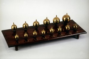 Resonator von Hermann Ludwig Ferdinand von Helmholtz (1821-1894), deutscher Physiker und Physiologe. Dieses Instrument wird verwendet, um die Mechanismen des Hörens zu untersuchen, Klänge zu analysieren und zu synthetisieren von Unknown artist