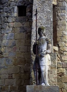 Statue eines Katharerkriegers an der Tür von Avignonet in Lauragais (31). von Unknown artist