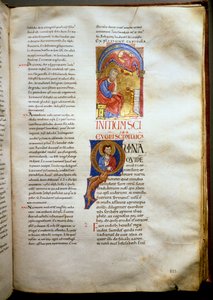 Das Evangelium des Heiligen Lukas dargestellt mit dem Stier (Seite einer illuminierten Bibel Ms.721-Foglio 223r) aus dem frühen 12. Jahrhundert von Unknown artist