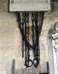 Die Ketten, die den Hafen von Pisa schlossen. Sie wurden von den Genuesen während des Sieges von Meloria gegen Korsika im Jahr 1284 genommen und dann nach Florenz gegeben und 1858 an die Stadt Pisa zurückgegeben. Pisa Camposanto von Unknown artist