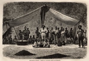 Das gemeinsame Mahl der Arbeiter nach der Sammlung der Kaffeebohnen, die im Vordergrund auf dem Boden trocknen; in der Mitte des Bildes, der Besitzer der Plantage, geschlossen und mit weißer Kopfbedeckung. Illustration der Reise nach Brasilien, Geschichte  von Unknown artist