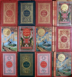 Verschiedene Einbände von Jules Vernes Büchern, veröffentlicht in Hetzel-Ausgaben. Jules Verne Bibliothekssammlung. Paris