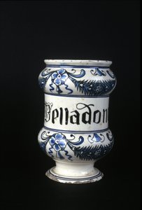 Apothekentopf aus dem 16. Jahrhundert mit Belladonna, giftiges Kraut, das in der Pharmazie verwendet wird. Museum für Wissenschaft und Technologie, Mailand von Unknown artist