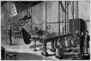 Aerostatischer Workshop der Gebrüder Tissandier: Überblick über einen Propeller mit zwei Helikoid-Paletten, betrieben von einer Siemens-Dynamo-Elektromaschine und einer Batterie von leichten Kaliumbichromat-Batterien. Gravur von 1883 in „La Nature. Revue d