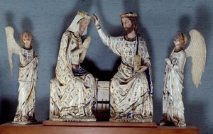 Krönung der Jungfrau. Christus, der eine Königskrone trägt, krönt die Jungfrau. Zwei Engel sind Zeugen. Elfenbeingruppe. Spätes 13. Jahrhundert. Paris, Louvre Museum