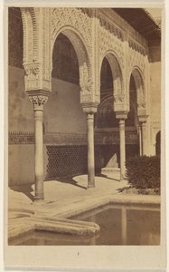 Detail der Säulen, mit Teil des reflektierenden Beckens sichtbar, die Alhambra