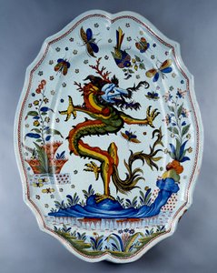 Fayence-Teller mit einem Drachen dekoriert. 18. Jahrhundert, Sevres