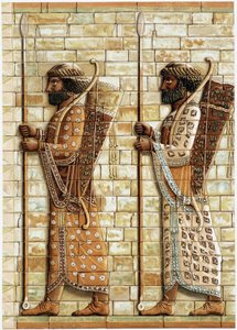 Fries der Bogenschützen, die „Unsterblichen“, die die Wache der Großen Könige bilden, entdeckt in Susa: Fax-Nachbildung eines Basreliefs - in „History and monuments of Byzantine enamels“ von N. Kondakow