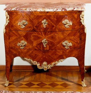 Möbel: kleine Kommode aus Zedernholz. Ca. 1735-1745. Privatbesitz