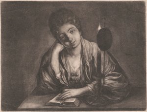 Mädchen liest bei Kerzenlicht