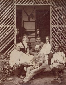 Gruppe aufgenommen im Nortekande Bungalow von Unknown artist