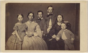 [Gruppenfamilienporträt, zwei Frauen und vier Kinder]