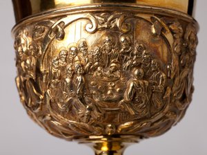 Metallschmiedearbeit. Kelch. Geschenk von Kanonikus A. Le Vaillant de la Bassarderie, Dekan des Domkapitels 1726 bis 1758. 18. Jahrhundert. Detail. von Unknown artist