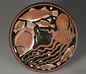 Rotfiguriger Fisch-Teller: Oktopusse, Meeräschen, Brassen, Muscheln