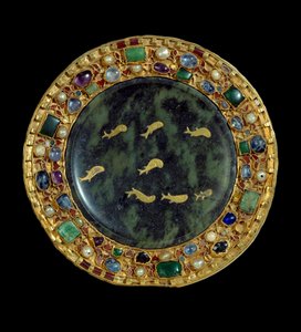 Religiöses Objekt: Serpentinpatene aus dem 1. Jahrhundert v. Chr. oder dem Unteren Römischen Reich und Goldrahmen mit Perlen und Edelsteinen aus der Zeit Karls des Kahlen (850-900 n. Chr.). Paris, Louvre Museum