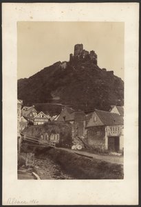 Ruinen einer Burg mit Blick auf die Stadt von Unknown artist