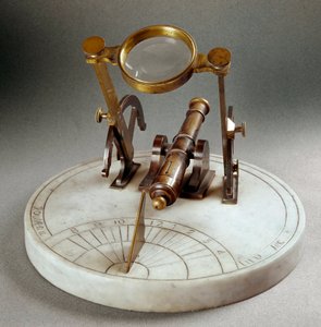 Sonnenuhr genannt „Cannon de midi“ (Cannone di mezzogiorno): Sie besteht aus einer Marmorplatte, auf der ein Meridian eingraviert ist. Eine geneigte Linse ermöglicht es, das Pulver eines kleinen messinglosen Laufs um Mittag zu entzünden. Durchmesser 30 cm.