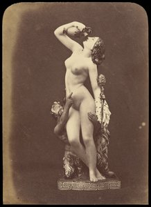 Statue einer Frau und eines Satyrs