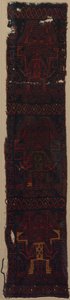 Textilfragment mit drei frontalen Gottheiten und Flechtmuster