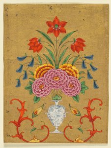 Vase mit Blumenarrangement und Rollwerk