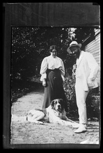 Hugo Simberg mit seiner Schwester Blenda und dem Hund Sarto