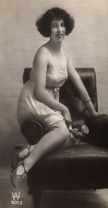 Eine junge Frau posiert in ihrem Unterrock, sitzend in einem Sessel von Unknown photographer