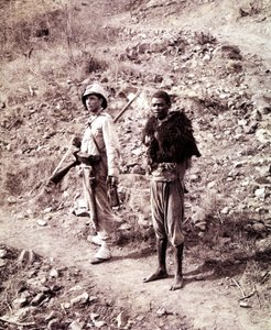 Ein italienischer Soldat und ein abessinischer Gefangener auf dem Weg nach Ghinda
