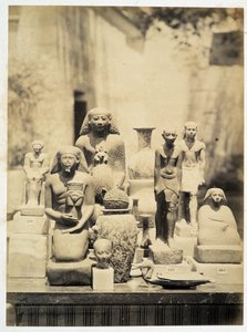 Archäologische Statuen - in „Fotoalbum des ersten Museums von Kairo“ gegründet von Auguste Mariette Bey von Unknown photographer