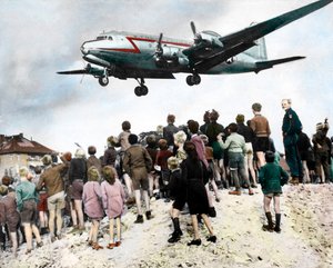 Berliner beobachten die Ankunft von Flugzeugen, die den Flughafen Berlin Tempelhof anfliegen von Unknown photographer